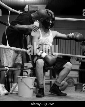 Reggie Barnet, ex Navy boxer e attuale allenatore e proprietario di 757 Boxing Club in Virginia Beach, Va. fornisce alcuni dopo-la-bell di istruzioni ai suoi fighter durante una sessione di sparring presso il pugilato All-Navy Team mini-camp a Rockwell Hall palestra a bordo Naval Amphibious Base Little Creek su Ott. 11, 2008. La due giorni di camp è stato uno dei due detenuti in tutto il paese da All-Navy boxe. I partecipanti selezionati dal mini-camp ha ricevuto gli inviti a partecipare alla All-Navy Boxing Training Camp presso la base navale di contea di Ventura in Port Hueneme, California, e competere per un posto sul 2009 All-Navy tè di inscatolamento Foto Stock