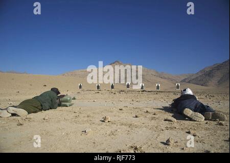 Afghan Polizia Locale reclute fuoco loro AK-47s durante una classe di armi nel quartiere Kajran, Daykundi provincia, Afghanistan, dic. 24. La classe è parte di tre settimane di corso di istruzione in cui alp apprendere le procedure di base, di armi, di manipolazione e di altre competenze per proteggere e difendere i cittadini afghani e mantenere la stabilità nella regione. Foto Stock