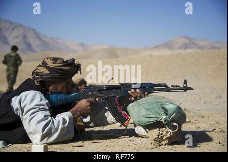 Un afghano di Polizia Locale reclutare gli incendi il suo AK-47 durante una classe di armi nel quartiere Kajran, Daykundi provincia, Afghanistan, dic. 24. La classe è parte di tre settimane di corso di istruzione in cui alp apprendere le procedure di base, di armi, di manipolazione e di altre competenze per proteggere e difendere i cittadini afghani e mantenere la stabilità nella regione. Foto Stock