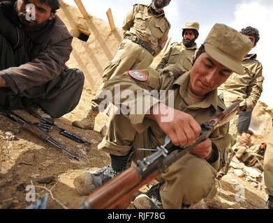 Afghan Polizia Locale reclute pratica tenendo oltre un AK-47 fucile durante una manutenzione armi classe come parte della tre-settimana ALP academy nel quartiere Nawbahar, provincia di Zabul, Afghanistan, Mar. 13. ALP è una struttura difensiva, orientata alla comunità la forza che porta la sicurezza e la stabilità in aree rurali dell'Afghanistan. Foto Stock