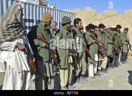 Afghan Polizia locale linea di candidati in formazione durante un allenamento evoluzione in Shah gioia Distretto, Provincia di Zabul, Afghanistan, gen. 16. ALP è una struttura difensiva, orientata alla comunità la forza che porta la sicurezza e la stabilità in aree rurali dell'Afghanistan. Foto Stock