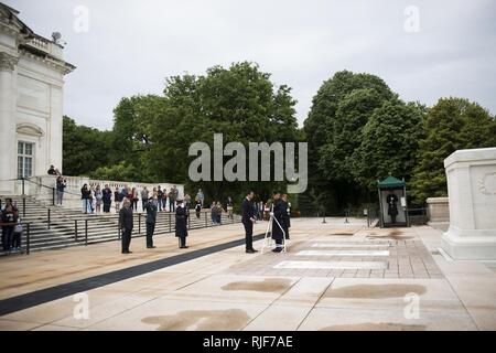 Ambasciatore della Repubblica di Macedonia Vasko Naumovski, centro stabilisce una corona presso la tomba del Milite Ignoto presso il Cimitero Nazionale di Arlington, 9 maggio 2016, in Arlington, Virginia Naumovski prevista la ghirlanda dal popolo della Macedonia per l anniversario della V-e giorno. Foto Stock