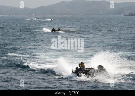 Golfo di Thailandia (feb. 27, 2018) Amphibious Assault veicoli assegnati al terzo assalto battaglione anfibio, terza divisione Marine, approccio ben coperta dell'assalto anfibio nave USS Bonhomme Richard (LHD 6). Bonhomme Richard è operativo nell'Indo-Pacifico regione come parte di un regolarmente programmata di pattugliamento e fornisce una rapida capacità di risposta in caso di emergenza regionale o calamità naturali. Foto Stock