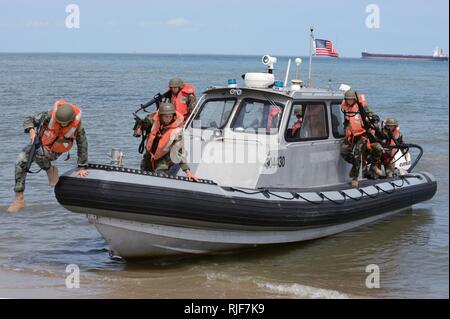 JEB LITTLE CREEK-Fort Story, Va. (21 luglio 2013) - Otto mare navale cadetti arriva sulla spiaggia del giunto di base Expeditionary poco Creek-Fort Storia durante un anfibio atterraggio-Evoluzione di formazione. Gli Stati Uniti La marina ospita 17 Cadetti del mare da attraverso gli Stati Uniti in tre settimane di lunghe operazioni di Expeditionary esercizio insegnando loro le competenze e le procedure utilizzate in Marine Expeditionary warfare. Foto Stock