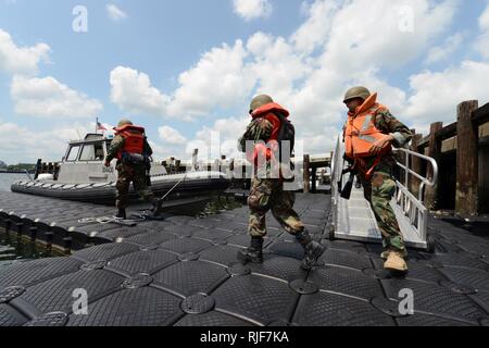 JEB LITTLE CREEK-Fort Story, Va. (21 luglio 2013) - Navale Cadetti di mare a bordo di una rigida-scafo gommone per condurre un anfibio atterraggio-Evoluzione di formazione sulla spiaggia del giunto di base Expeditionary poco Creek-Fort Storia. Gli Stati Uniti La marina ospita 17 Cadetti del mare da attraverso gli Stati Uniti in tre settimane di lunghe operazioni di Expeditionary esercizio insegnando loro le competenze e le procedure utilizzate in Marine Expeditionary warfare. Foto Stock