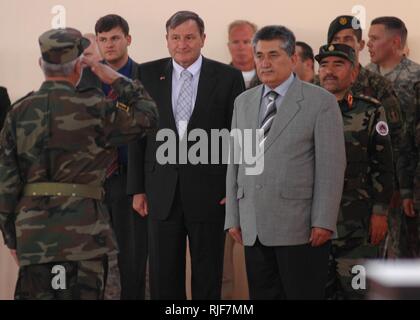 (A Kabul, in Afghanistan di un esercito afghano soldato saluta e accoglie la U.S. Ambasciatore per l'Afghanistan, Karl Eikenberry e generale Mohammad Amayoon Raizee, il Vice Presidente del Ministero della Difesa a livello nazionale accademia militare (NMAA). Eikenberry era una precedente esercito degli Stati Uniti Comandante Generale in Afghanistan che aveva svolto un ruolo importante nella costruzione e nella creazione di NMAA. Foto Stock