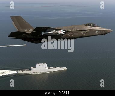 CHESAPEAKE BAY, Md. (ott. 17, 2016) Aeromobile CF-02, un F-35 Lightning II variante portante fissato al F-35 Pax Fiume Integrated Test forza (ITF) assegnato alla prova in aria e valutazione Squadron (Vx) 23 compie un cavalcavia della guidato-missile destroyer USS Zumwalt (DDG 1000). Foto Stock