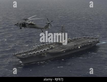 Golfo del Bengala (17 luglio 2017) un MH-60S Sea Hawk elicottero da 'Eightballers' di elicottero di mare squadrone di combattimento (HSC) 8 posiziona il puntatore del mouse sopra la portaerei USS Nimitz CVN (68) durante un esercizio di foto con la Marina indiana e il Giappone marittimo Forza di Autodifesa, 17 luglio 2017, nella baia del Bengala come parte di esercizio Malabar 2017. Il Malabar 2017 è il più recente di una serie continua di esercizi tra la Marina indiana, JMSDF e U.S. La marina che è cresciuta in termini di portata e complessità nel corso degli anni per affrontare la varietà condiviso di minacce alla sicurezza marittima nell'Indo-Asia-regione del Pacifico. Foto Stock