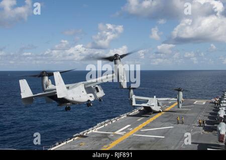 Oceano Indiano (21 giugno 2015) Una MV-22 Osprey tiltrotor aeromobile assegnati per mezzo marino Tiltrotor Squadron (VMM) 265 (rinforzato) decolla dall'assalto anfibio nave USS Bonhomme Richard (LHD 6). Bonhomme Richard è la nave di piombo del Bonhomme Richard Expeditionary Strike gruppo ed è di pattuglia NEGLI STATI UNITI 7 flotta area di operazioni. Foto Stock