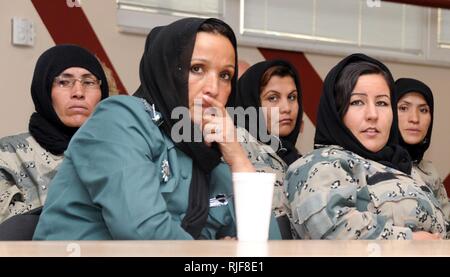 -- BALKH provincia, Afghanistan -- elementi femmina del Afghan uniforme della polizia afgana e la Pattuglia di Confine frequentare una femmina shura su Camp Marmal, 11 luglio. Il gruppo ufficiale ha dato delle donne in uniforme e femmina leader provinciale un forum per discutere di reclutamento e conservazione delle donne nelle forze di sicurezza nazionali afgane. Foto Stock