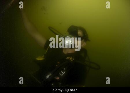 Navy Diver 2a classe James A. Virant, assegnato al comandante del gruppo di attività (CTF) 56.1, esegue un anti-terrorismo forza di protezione dive di ispezione come parte delle operazioni quotidiane. CTG 56.1 fornisce le operazioni di sicurezza marittima e di teatro la cooperazione in materia di sicurezza gli sforzi negli Stati Uniti Quinta Flotta area di responsabilità. Foto Stock