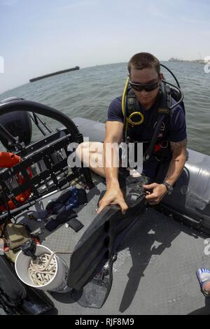 Navy Diver 2a classe James A. Virant, assegnato al comandante del gruppo di attività (CTF) 56.1, si prepara per un anti-terrorismo forza di protezione dive di ispezione come parte delle operazioni quotidiane. CTG 56.1 fornisce le operazioni di sicurezza marittima e di teatro la cooperazione in materia di sicurezza gli sforzi negli Stati Uniti Quinta Flotta area di responsabilità. Foto Stock