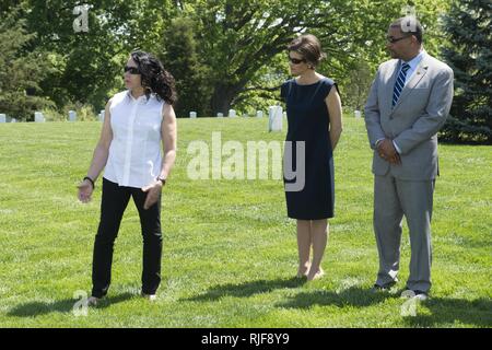 Karen Durham-Aguilera, sinistra, direttore esecutivo, Arlington National Cimiteri Militari e Katharine Kelley, il secondo da sinistra, sovrintendente, il Cimitero Nazionale di Arlington, dare commento durante una piantagione di alberi cerimonia nella sezione 34 di Al Cimitero Nazionale di Arlington per Arbor Day, 28 aprile 2017. Ogni anno il cimitero di pianta un albero e conduce un tour per Arbor Day. Foto Stock