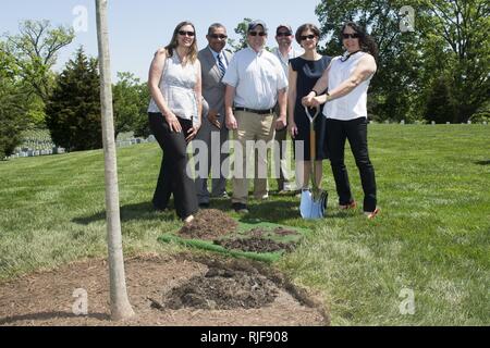 Karen Durham-Aguilera, destra, direttore esecutivo, Arlington National Cimiteri Militari e Katharine Kelley, secondo da destra, sovrintendente, il Cimitero Nazionale di Arlington, posano per una foto durante una piantagione di alberi cerimonia nella sezione 34 di Al Cimitero Nazionale di Arlington per Arbor Day, 28 aprile 2017. Ogni anno il cimitero di pianta un albero e conduce un tour per Arbor Day. Foto Stock