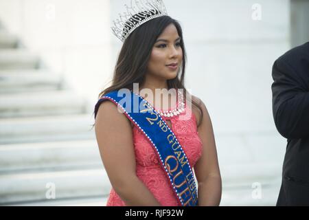 Alana Chargualaf, la 72esima Festa della Liberazione Regina, assiste un esercito tutti gli onori Wreath-Laying cerimonia presso la tomba del Milite Ignoto per commemorare il 73º anniversario della liberazione di Guam e la battaglia per le Isole Marianne del Nord presso il Cimitero Nazionale di Arlington, Arlington, Virginia, luglio 14, 2017. Foto Stock