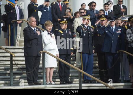 (Da sinistra) dal congressista Gregorio Sablan delle Isole Marianne Settentrionali; Congressista Madeleine Bordallo di Guam; Brig. Gen. Roderick Guerrero, adjunct generale, Guam; e Col. Jason Garvey, 3d Reggimento di Fanteria comandante, partecipare a un esercito tutti gli onori Wreath-Laying cerimonia presso la tomba del Milite Ignoto per commemorare il 73º anniversario della liberazione di Guam e la battaglia per le Isole Marianne del Nord presso il Cimitero Nazionale di Arlington, Arlington, Virginia, luglio 14, 2017. Foto Stock