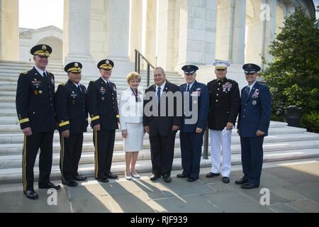 (Da sinistra) Lt. Gen. Gary guancia, direttore del personale dell'esercito; Brig. Gen. Roderick Leon Guerrero, adjunct generale, Guam; Lt. Gen. Tim Kadavy, direttore dell Esercito Nazionale Guardia; Congressista Madeleine Bordallo di Guam; Congressman Gregorio Sablan Isole Marianne Settentrionali; Lt. Gen. L. Scott Riso, direttore, Air National Guard; Brig. Gen. Norman raffreddamento, Direttore, Ufficio degli Affari legislativi per il comandante della Marina Corp. ; E Il Mag. Gen. Steven Basham, direttore del legislativo liaison, ufficio del segretario della Air Force; posano per una foto al di fuori del Memorial anfiteatro cara Foto Stock