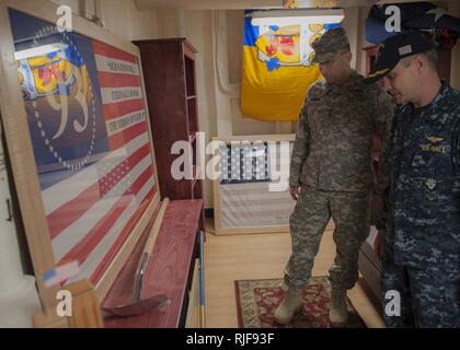 SAN DIEGO (13 maggio 2015) - Capt. Leonard Reed, diritto, comandante del trasporto anfibio dock nave USS Somerset (LPD 25), e l'esercito Lt. Gen. Robert Abrams, senior Consigliere militare al segretario della difesa, fare una sosta alla nave museo durante una nave's tour. Somerset è attualmente sottoposti a cinque mesi di post-shakedown disponibilità (PSA) periodo. Il nono San Antonio-classe di trasporto anfibio nave dock, Somerset è chiamato in onore dell'equipaggio e dei passeggeri della United Airlines volo 93, che si è schiantato vicino a Shanksville, Pa., nella Contea di Somerset durante la sett. 11, 2001 un terrorista Foto Stock