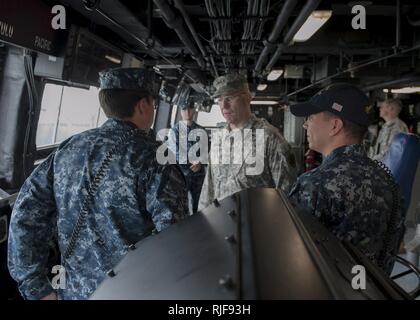 SAN DIEGO (13 maggio 2015) - Esercito Lt. Gen. Robert Abrams, senior Consigliere militare al segretario della difesa, conversa con tenente j.g. Gerald Kane, sinistra e Alfiere Vincent Salazar, destra durante un illustre visitatore gita in nave pilothouse a bordo il trasporto anfibio dock nave USS Somerset (LPD 25). Somerset è attualmente sottoposti a cinque mesi di post-shakedown disponibilità (PSA) periodo. Il nono San Antonio-classe di trasporto anfibio nave dock, Somerset è chiamato in onore dell'equipaggio e dei passeggeri della United Airlines volo 93, che si è schiantato vicino a Shanksville, Pa., nella Contea di Somerset Foto Stock