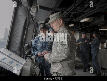 SAN DIEGO (13 maggio 2015) - Esercito Lt. Gen. Robert Abrams, senior Consigliere militare al segretario della difesa e il cap. Leonard Reed, comandante del trasporto anfibio dock nave USS Somerset (LPD 25), discutere della nave le capacità dal pilota di casa durante una illustri visitatori tour. Somerset è attualmente in fase di post-shakedown disponibilità (PSA) periodo. Il nono San Antonio-classe di trasporto anfibio nave dock, Somerset è chiamato in onore dell'equipaggio e dei passeggeri della United Airlines volo 93, che si è schiantato vicino a Shanksville, Pa., nella Contea di Somerset durante la sett. 11, 20 Foto Stock