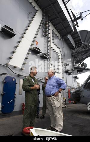 Sotto Segretario dell'U.S. Esercito Joseph W. Westphal (estrema destra), sul ponte di volo della portaerei USS Harry Truman (CVN 75) che parla con la Cmdr. Paolo Movizzo, comandante della Grayhawks del carrier airborne early warning squadron (VAW) 120, come Westphal partecipa NEGLI STATI UNITI Marina imbarcarsi sul mare vasto programma, Sett. 3, 2012 sull'Oceano Atlantico. Westphal è che partecipano della marina lunga vasto programma per promuovere la cooperazione tra i diversi servizi a supporto della visione comune 2020 e ottenere un apprezzamento per la capacità navali in mare. La marina di imbarcarsi sul mare outreach Foto Stock