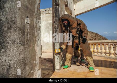 Cpl. Zachary Tibbetts, da Denver, Co., un membro della valutazione e la gestione delle conseguenze (ACM) team, assegnato al XIII Marine Expeditionary Unit (MEU) ispeziona un area per sostanze tossiche e prodotti chimici industriali e materiali durante un esercizio di formazione. Xiii MEU è distribuito con il Boxer anfibio gruppo pronta come una riserva di teatro e la risposta alle crisi in tutta forza U.S. Comando centrale e gli Stati Uniti Quinta Flotta area di responsabilità. Foto Stock