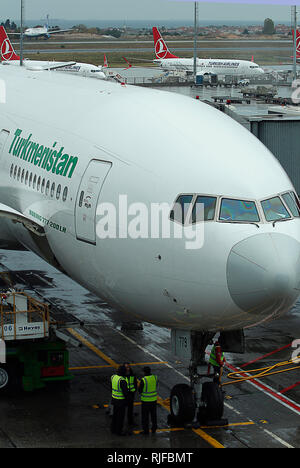 La Turkmenistan Airlines Boeing 777 200 LR a Istanbul Ataturk, Novembre 28, 2018 Foto Stock