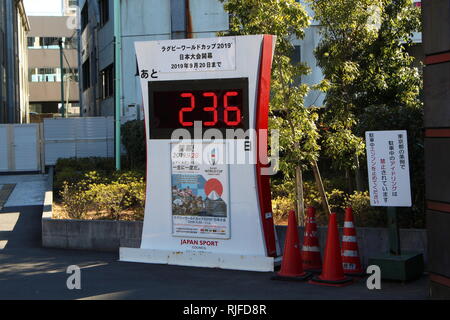 Una scheda elettronica che conta giù i giorni all'inizio della Coppa del Mondo di Rugby a Tokyo's Chichibunomiya Rugby ground. Foto Stock