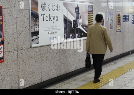 A Tokyo Olympic-poster relativi a Tokyo Yurakucho della stazione della metropolitana di più telecamere di sicurezza installate sul sistema di metropolitana per renderlo più sicuro. Foto Stock