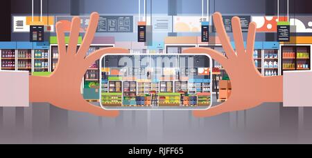 Mano umana azienda tenendo lo smartphone foto moderno supermercato interno con generi alimentari assortimento di cibo la visualizzazione su schermo di cellulare piatto orizzontale Illustrazione Vettoriale