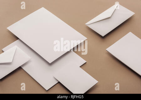 Svuotare i fogli di carta, buste e carte con spazio di copia Foto Stock