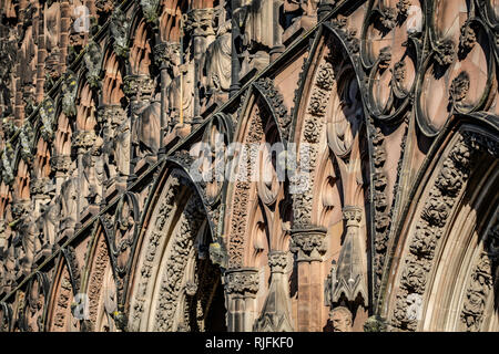 La parte anteriore di Lichfield Cathedral è coperto di sculture ornate. Foto Stock