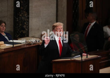 Washington, Stati Uniti d'America. 05 feb 2019. Il Presidente degli Stati Uniti, Trump offre la sua seconda annuale sullo stato dell'Unione indirizzo a una sessione congiunta del Congresso degli Stati Uniti del Campidoglio di Washington DC su Martedì, 5 febbraio 2019. Credito: Alex Edelman/CNP | Utilizzo di credito in tutto il mondo: dpa/Alamy Live News Foto Stock