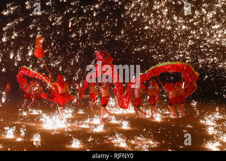 Huaian. 5 febbraio, 2019. Artisti Folk eseguire dragon dance in mezzo alle docce di ferro fuso per celebrare la festa di primavera in Huaian, est cinese della provincia di Jiangsu, Febbraio 5, 2019, il primo giorno del nuovo anno lunare cinese. Credito: Zhou Haijun/Xinhua/Alamy Live News Foto Stock