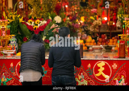 Los Angeles, California, USA. 4 febbraio 2019. Brucia Incenso al Tempio Thien Hau sul nuovo anno lunare anno del maiale. Rituale cerimoniale eseguita a mezzanotte. Credito: Rommel Canlas/Alamy Live News Foto Stock