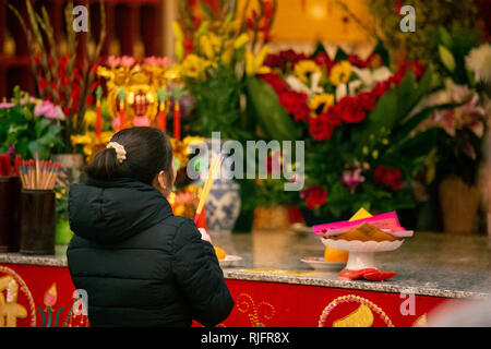 Los Angeles, California, USA. 4 febbraio 2019. Brucia Incenso al Tempio Thien Hau sul nuovo anno lunare anno del maiale. Rituale cerimoniale eseguita a mezzanotte. Credito: Rommel Canlas/Alamy Live News Foto Stock