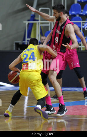 Opava, Repubblica Ceca. 05 feb 2019. L-R JAKUB SIRINA (Opava) e Stefan BIRCEVIC (Bonn) in azione durante il quattordicesimo round del gruppo B, basket Champions League, BK Opava e cesti di Telekom Bonn, il 5 febbraio 2019, a Opava, Repubblica Ceca. Credito: Petr Sznapka/CTK foto/Alamy Live News Foto Stock