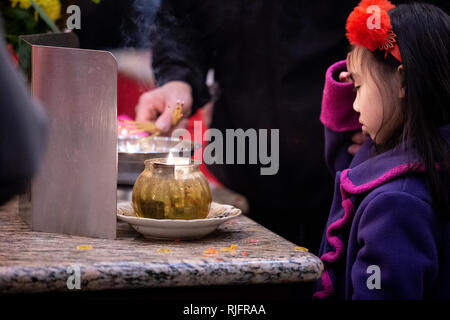 Los Angeles, California, USA. 4 febbraio 2019. Brucia Incenso al Tempio Thien Hau sul nuovo anno lunare anno del maiale. Rituale cerimoniale eseguita a mezzanotte. Credito: Rommel Canlas/Alamy Live News Foto Stock