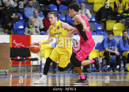 Opava, Repubblica Ceca. 05 feb 2019. L-R RADOVAN KOURI (Opava) e REISCHEL JARELLE (Bonn) in azione durante il quattordicesimo round del gruppo B, basket Champions League, BK Opava e cesti di Telekom Bonn, il 5 febbraio 2019, a Opava, Repubblica Ceca. Credito: Petr Sznapka/CTK foto/Alamy Live News Foto Stock