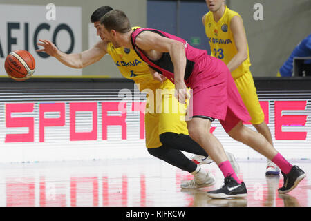 Opava, Repubblica Ceca. 05 feb 2019. L-R ROTISLAV DRAGOUN (Opava) e NATE LINHART (Bonn) in azione durante il quattordicesimo round del gruppo B, basket Champions League, BK Opava e cesti di Telekom Bonn, il 5 febbraio 2019, a Opava, Repubblica Ceca. Credito: Petr Sznapka/CTK foto/Alamy Live News Foto Stock