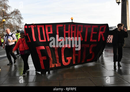 Londra, Regno Unito. Il 6 febbraio, 2019. Non sorella Cister UK proteste dimostrazione della giustizia per #Stansted15! Arrestare la Giamaica volo Charter! Con la polizia pesante presente arrestare il razzista ambiente ostile a goccia un banner su Lambeth Bridge e marzo per l'Home Office richiesta per liberare il #Stansted15 sarà la condanna non violenta e pacifica azione diretta, tutti caricati con un terrrorism-reato correlate che porta una vita massima pena detentiva a Chelmsford Crown Court di arresto e deportazione, Londra, Regno Unito. 6 Feb 2019. Credito: Picture Capital/Alamy Live News Foto Stock