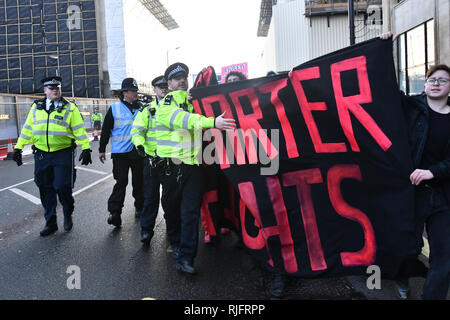 Londra, Regno Unito. Il 6 febbraio, 2019. Non sorella Cister UK proteste dimostrazione della giustizia per #Stansted15! Arrestare la Giamaica volo Charter! Con la polizia pesante presente arrestare il razzista ambiente ostile a goccia un banner su Lambeth Bridge e marzo per l'Home Office richiesta per liberare il #Stansted15 sarà la condanna non violenta e pacifica azione diretta, tutti caricati con un terrrorism-reato correlate che porta una vita massima pena detentiva a Chelmsford Crown Court di arresto e deportazione, Londra, Regno Unito. 6 Feb 2019. Credito: Picture Capital/Alamy Live News Foto Stock