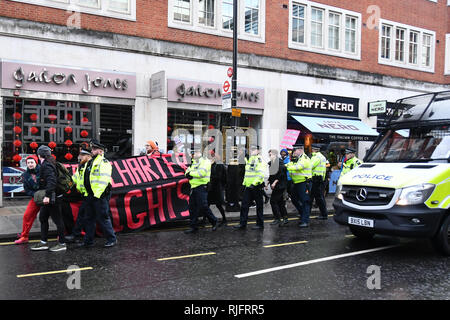 Londra, Regno Unito. Il 6 febbraio, 2019. Non sorella Cister UK proteste dimostrazione della giustizia per #Stansted15! Arrestare la Giamaica volo Charter! Con la polizia pesante presente arrestare il razzista ambiente ostile a goccia un banner su Lambeth Bridge e marzo per l'Home Office richiesta per liberare il #Stansted15 sarà la condanna non violenta e pacifica azione diretta, tutti caricati con un terrrorism-reato correlate che porta una vita massima pena detentiva a Chelmsford Crown Court di arresto e deportazione, Londra, Regno Unito. 6 Feb 2019. Credito: Picture Capital/Alamy Live News Foto Stock