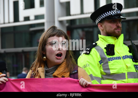 Londra, Regno Unito. Il 6 febbraio, 2019. Non sorella Cister UK proteste dimostrazione della giustizia per #Stansted15! Arrestare la Giamaica volo Charter! Con la polizia pesante presente arrestare il razzista ambiente ostile a goccia un banner su Lambeth Bridge e marzo per l'Home Office richiesta per liberare il #Stansted15 sarà la condanna non violenta e pacifica azione diretta, tutti caricati con un terrrorism-reato correlate che porta una vita massima pena detentiva a Chelmsford Crown Court di arresto e deportazione, Londra, Regno Unito. 6 Feb 2019. Credito: Picture Capital/Alamy Live News Foto Stock