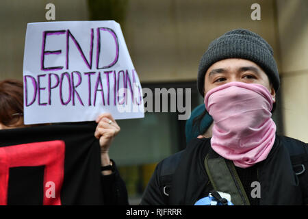 Londra, Regno Unito. Il 6 febbraio, 2019. Non sorella Cister UK proteste dimostrazione della giustizia per #Stansted15! Arrestare la Giamaica volo Charter! Con la polizia pesante presente arrestare il razzista ambiente ostile a goccia un banner su Lambeth Bridge e marzo per l'Home Office richiesta per liberare il #Stansted15 sarà la condanna non violenta e pacifica azione diretta, tutti caricati con un terrrorism-reato correlate che porta una vita massima pena detentiva a Chelmsford Crown Court di arresto e deportazione, Londra, Regno Unito. 6 Feb 2019. Credito: Picture Capital/Alamy Live News Foto Stock