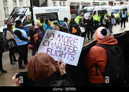 Londra, Regno Unito. Il 6 febbraio, 2019. Non sorella Cister UK proteste dimostrazione della giustizia per #Stansted15! Arrestare la Giamaica volo Charter! Con la polizia pesante presente arrestare il razzista ambiente ostile a goccia un banner su Lambeth Bridge e marzo per l'Home Office richiesta per liberare il #Stansted15 sarà la condanna non violenta e pacifica azione diretta, tutti caricati con un terrrorism-reato correlate che porta una vita massima pena detentiva a Chelmsford Crown Court di arresto e deportazione, Londra, Regno Unito. 6 Feb 2019. Credito: Picture Capital/Alamy Live News Foto Stock