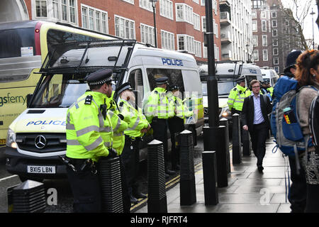 Londra, Regno Unito. Il 6 febbraio, 2019. Non sorella Cister UK proteste dimostrazione della giustizia per #Stansted15! Arrestare la Giamaica volo Charter! Con la polizia pesante presente arrestare il razzista ambiente ostile a goccia un banner su Lambeth Bridge e marzo per l'Home Office richiesta per liberare il #Stansted15 sarà la condanna non violenta e pacifica azione diretta, tutti caricati con un terrrorism-reato correlate che porta una vita massima pena detentiva a Chelmsford Crown Court di arresto e deportazione, Londra, Regno Unito. 6 Feb 2019. Credito: Picture Capital/Alamy Live News Foto Stock