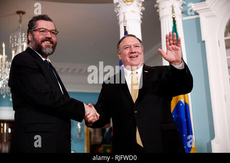 (190206) -- WASHINGTON, 6 febbraio 2019 (Xinhua) -- STATI UNITI Il segretario di Stato Mike Pompeo (R) si riunisce con la visita il ministro degli affari esteri brasiliano Ernesto Araujo presso il Dipartimento di Stato a Washington D. C., gli Stati Uniti, il 5 febbraio, 2019. (Xinhua/Ting Shen) Foto Stock