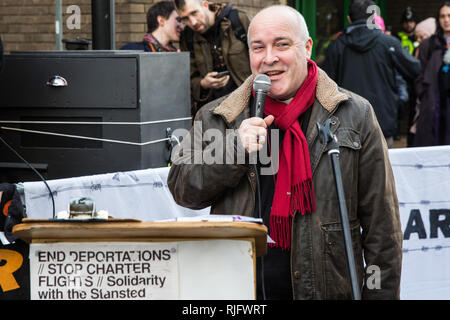 Chelmsford, Regno Unito. 6 febbraio, 2019. Il diritto Revd Stephen Cottrell, Vescovo di Chelmsford, indirizzi attivisti provenienti da tutto il Regno Unito si sono riuniti per manifestare solidarietà con il Stansted 15 prima della loro condanna a Chelmsford Crown Court. Il Stansted 15 sono stati condannati il 10 dicembre di un anti-terrorismo reato sotto l'aereo e marittimo Security Act 1990 a seguito della non-violenta azione diretta per cercare di impedire a un home office deportazione di volo precaria che trasportano i migranti in Nigeria, Ghana e Sierra Leone dal decollo dall'aeroporto di Stansted in marzo 2017. Credito: Mark Kerrison/Alamy Live News Foto Stock