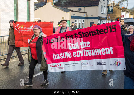 Chelmsford, Regno Unito. 6 febbraio, 2019. Gli attivisti provenienti da tutto il Regno Unito si riuniscono per mostrare solidarietà con il Stansted 15 prima della loro condanna a Chelmsford Crown Court. Il Stansted 15 sono stati condannati il 10 dicembre di un anti-terrorismo reato sotto l'aereo e marittimo Security Act 1990 a seguito della non-violenta azione diretta per cercare di impedire a un home office deportazione di volo precaria che trasportano i migranti in Nigeria, Ghana e Sierra Leone dal decollo dall'aeroporto di Stansted in marzo 2017. Credito: Mark Kerrison/Alamy Live News Foto Stock